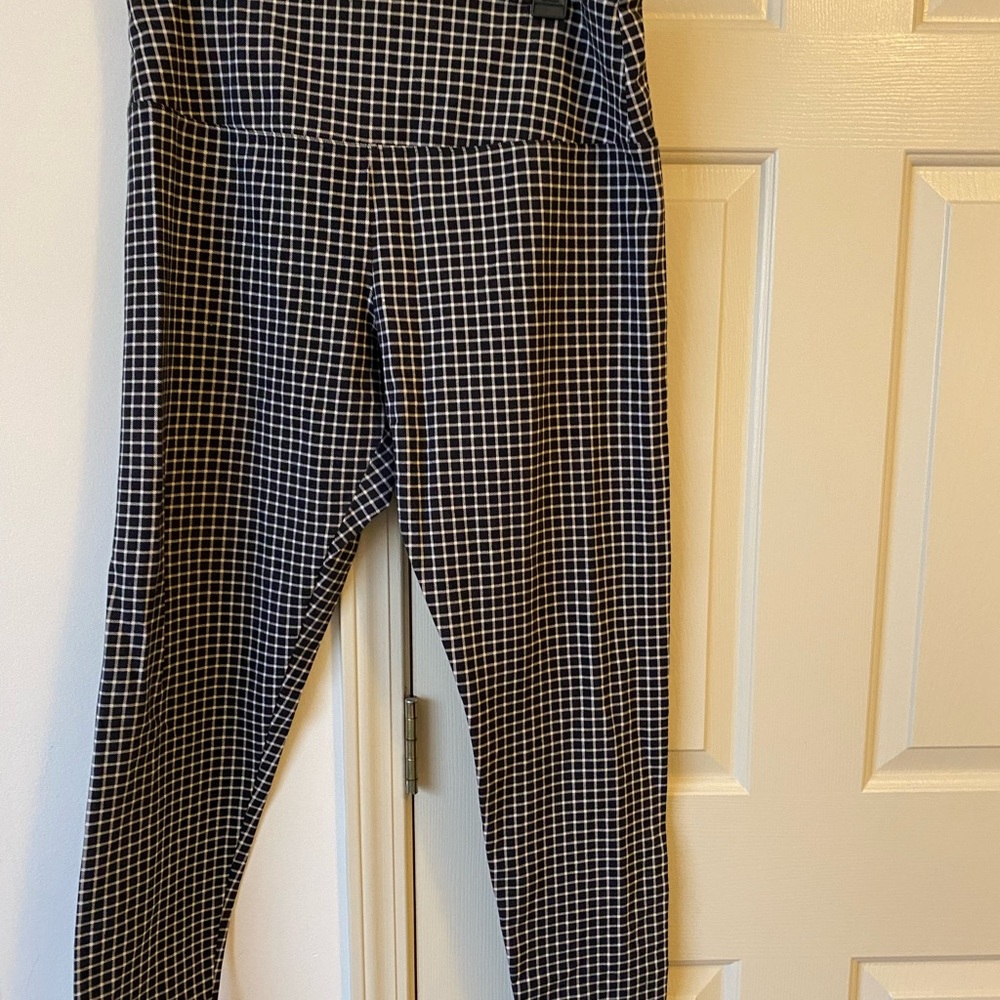 Intro. Monochrome Grid Pattern Leggings